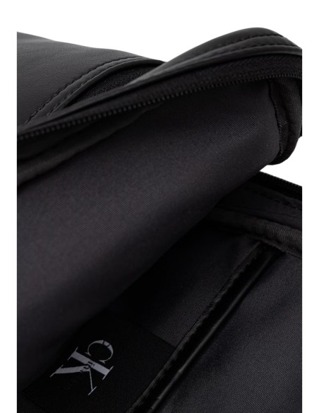 Sac bandoulière noir compact à fermeture zippée | Calvin Klein