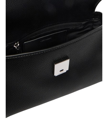 Sac noir à rabat pour un style raffiné