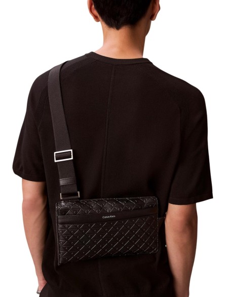 Pochette Calvin Klein noire format urbain
